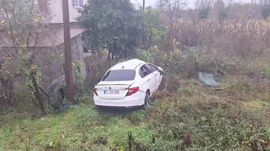 Otomobil bahçeye devrildi: 3 yaralı