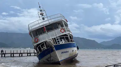 Marmaris’te fırtına etkili oldu: Tekneler karaya oturdu