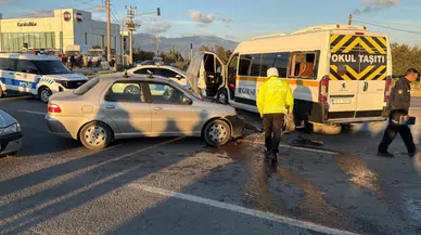 Balıkesir'de öğrenci servisi ile otomobil çarpıştı: Çok sayıda yaralı var