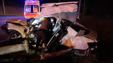 Malatya'da otomobil, trambüs direğine çarptı: 1'i ağır 2 yaralı