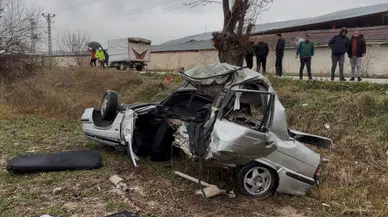 Tokat'ta kaza: Ağaca çarpan otomobil ikiye bölündü, sürücü ağır yaralı