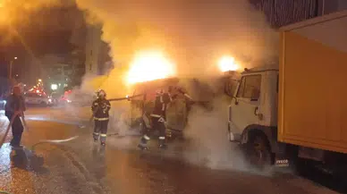 Denizli'de park halindeki minibüs aniden alev aldı!