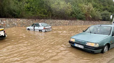 Antalya'da D 400 karayolunda araçlar mahsur kaldı