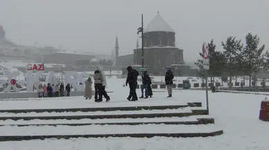 Kars, 2025’in son gününü kar ve halayla karşıladı