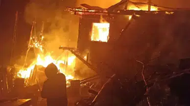 Adana'da bir evde yangın çıktı: Alevler okul lojmanına sıçradı