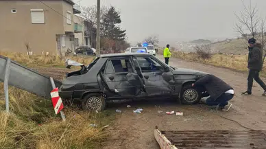 Afyonkarahisar'da otomobil trafik levhasına çarptı: 3 yaralı