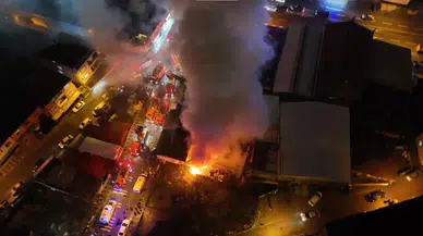 Ümraniye'de kereste deposunda yangın: Alev alev yandı