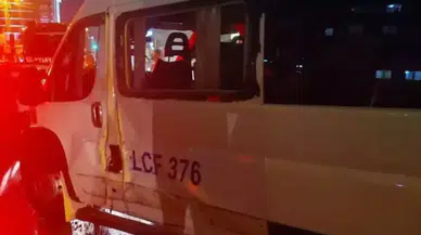 Ataşehir'de motosiklet ile yolcu servisi çarpıştı: 2'si ağır 3 yaralı