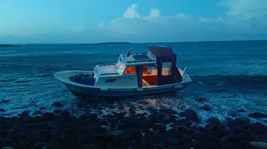 Çanakkale'de tekne karaya oturdu: 2 kişi kurtarıldı