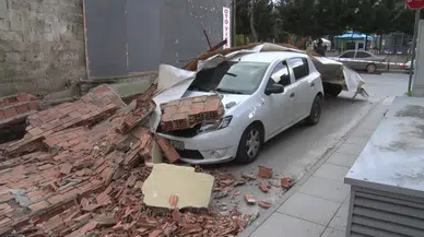 Maltepe’de seyir halindeki otomobilin üzerine inşaat duvarı çöktü