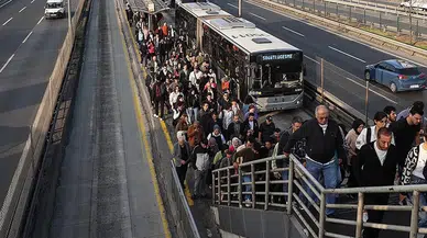 Metrobüs arızalandı duraklar kitlendi