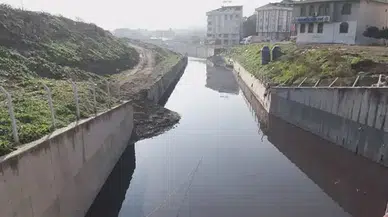 Haramidere kırmızı renge döndü: Esenyurt’ta kötü koku krizi büyüyor