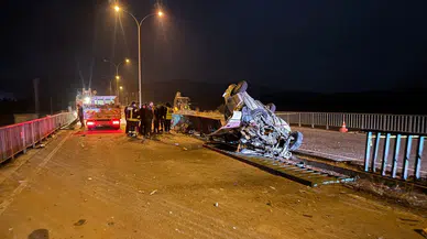 Afyonkarahisar'da otomobil köprü demirlerine çarptı: 1 ölü, 3 yaralı