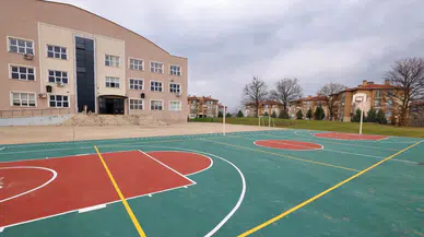 İstanbul’da 19 okul bahçesi ücretli otoparka dönüştürüldü: Veliler ve eğitim sendikaları karara tepkili