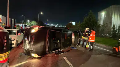 Tekirdağ'da kontrolden çıkan otomobil, park halindeki araçlara çarpıp devrildi