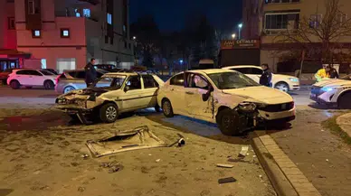 Kayseri'de kazada savrulan araç, yayalara çarptı: 4 yaralı