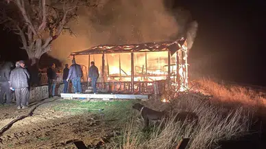 Benzinle mangal yakmak isterken bağ evini yaktı