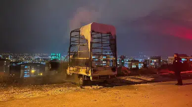 Niğde'de park halindeki kamyonet alev alev yandı: Araç demir yığınına döndü