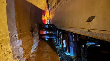 TEM Otoyolu'nda otomobil duvar ve tır arasına sıkıştı!