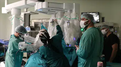 Erzurum’da bir ilk: Göğüs tümörü robotla alındı