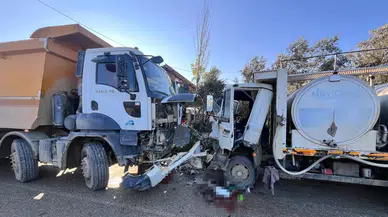 İzmir'de kamyon ile kamyonet çarpıştı: Sürücü hastaneye kaldırıldı