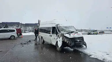 Kayseri’de işçi servisi tıra çarptı: 11 yaralı