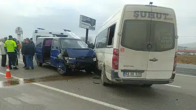 Afyonkarahisar'da 2 minibüs çarpıştı: 7 kişi yaralandı!