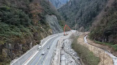 Ayder yolunda kaya düşmesi riskine karşı önlem alındı