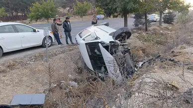 Şanlıurfa'da hafif ticari araç devrildi: 2 kişi yaralandı!