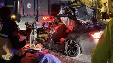 Adana'da lüks otomobil, kamyona ok gibi saplandı: Ölü ve yaralılar var