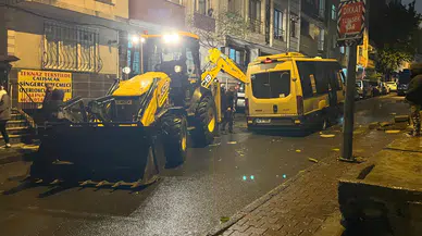 Küçükçekmece’de minibüs yağmur sonrası çöken yola düştü