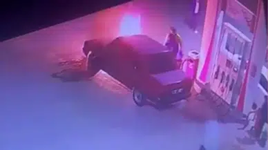 Ahlat’ta akaryakıt istasyonunda araç yangını