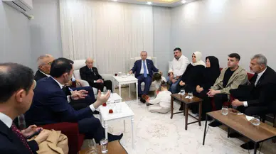 Cumhurbaşkanı Erdoğan, Hatay'da yeni evlerinde aileyi ziyaret etti