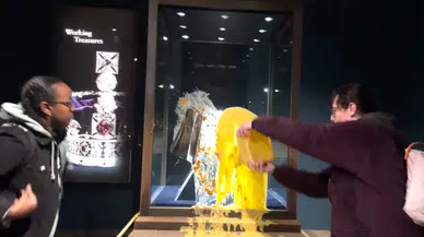 Crown Jewels sergisinde tatlı fırlatıldı: Dört kişi gözaltına alındı