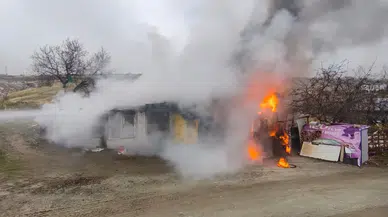 Elazığ'da feci yangın! Odunluk deposu alev aldı