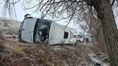 Sivas’ta öğrenci servisi devrildi!