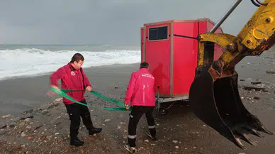 Antalya’da karavan denize sürüklendi: Turistler kepçeyle kurtarıldı