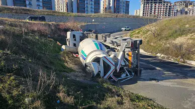 Tekirdağ’da virajı alamayan beton mikseri devrildi!