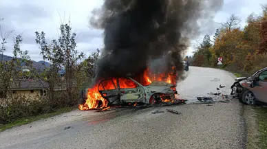 Kastamonu’da otomobil alev aldı: 2 yaralı