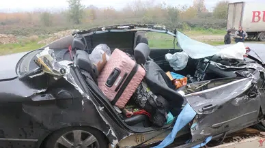 Sakarya’da dehşet kaza: Tıra arkadan çarpan otomobil kağıt gibi ezildi!