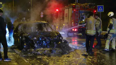 Küçükçekmece'de otomobil alev aldı!