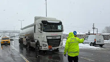 Bolu Dağı'nda kar esareti: Ağır tonajlı araçların geçişine izin verilmiyor!