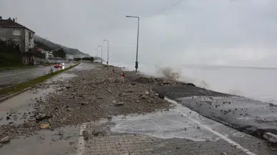 Kastamonu’da dev dalgalar sahili vurdu: Kaldırımlar zarar gördü