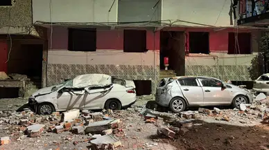 Zeytinburnu'nda binadan düşen beton parçaları, 3 araca zarar verdi