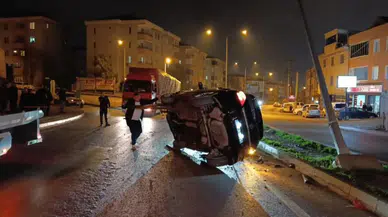 Bursa'da takla atan otomobil direğe çarptı: 3 yaralı