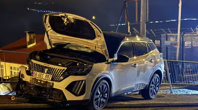 Artvin'de otomobil, park halindeki minibüse çarptı: Yaralılar var