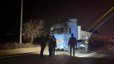 Kilis'te otomobil, park halindeki tıra çarptı: 2 yaralı