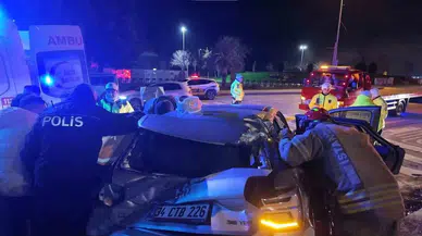 Kadıköy'de araç takla attı! Elektrik direği devrildi: Sürücü yaralandı