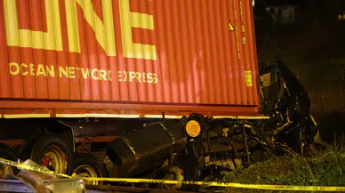 Tır demir yoluna uçtu: Sürücü hayatını kaybetti!