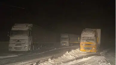 Ağrı'da kar ve tipi geçit vermiyor: Tendürek Geçidi'nde ulaşım güçlükle sağlanıyor